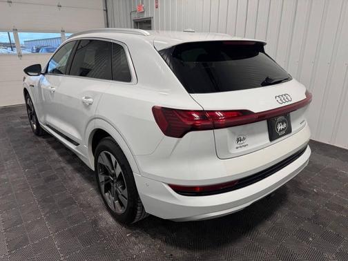2022 Audi e-tron Premium Plus