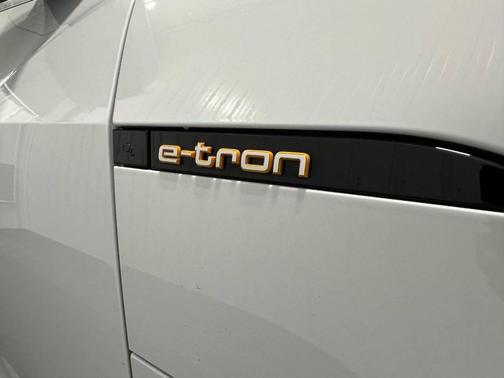 2022 Audi e-tron Premium Plus