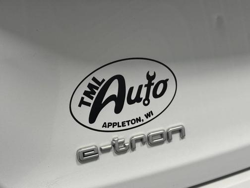 2022 Audi e-tron Premium Plus