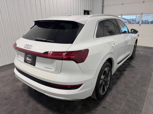 2022 Audi e-tron Premium Plus