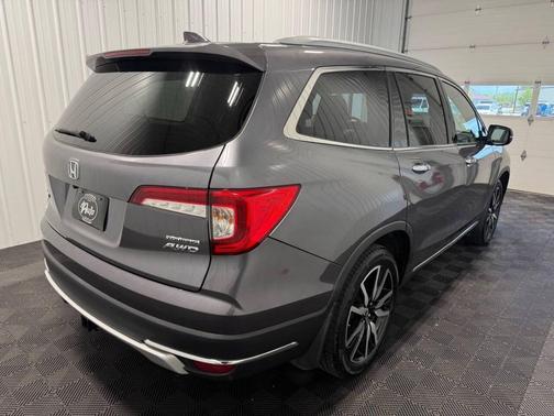 Lunar Silver Metallic 2019 Honda Pilot Touring 8-Passenger