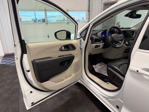 Bright White Clearcoat 2023 Chrysler Pacifica Touring L