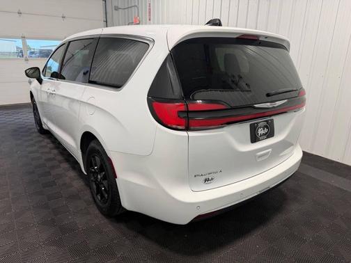 Bright White Clearcoat 2023 Chrysler Pacifica Touring L