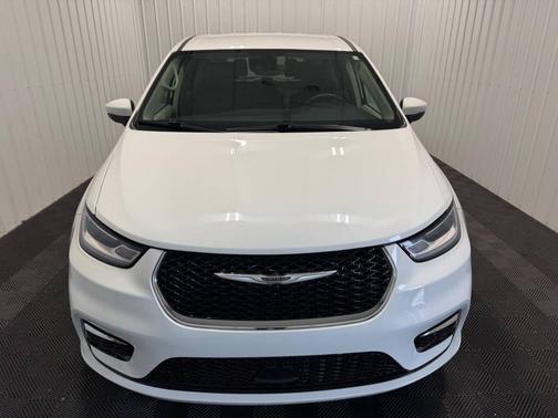 Bright White Clearcoat 2023 Chrysler Pacifica Touring L