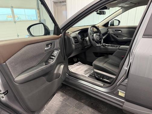 Boulder Gray Pearl/Super Black 2023 Nissan Rogue SV