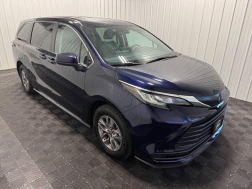 2023 Toyota Sienna LE
