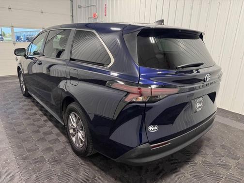 2023 Toyota Sienna LE