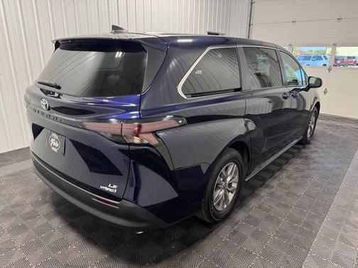 2023 Toyota Sienna LE