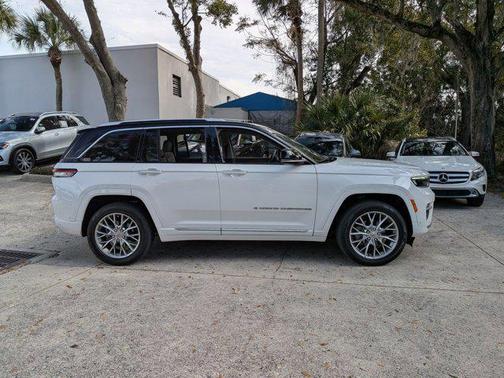 2022 Jeep Grand Cherokee Summit