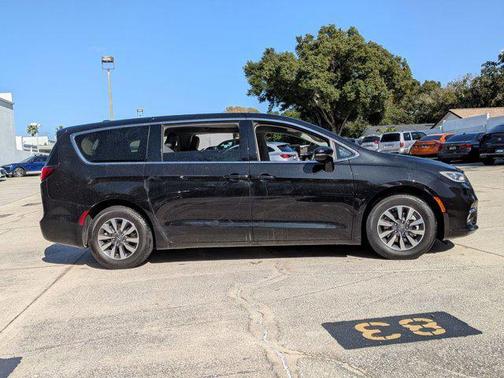 2022 Chrysler Pacifica Hybrid Touring L