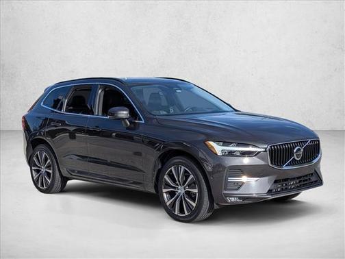 Platinum Grey Metallic 2022 Volvo XC60 B5 Momentum