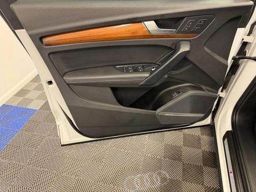 Glacier White Metallic 2023 Audi Q5 45 S line Premium Plus