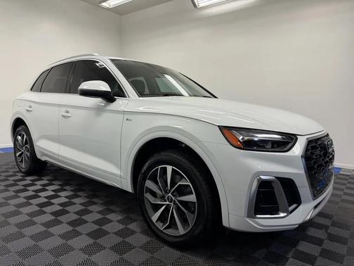 Glacier White Metallic 2023 Audi Q5 45 S line Premium Plus