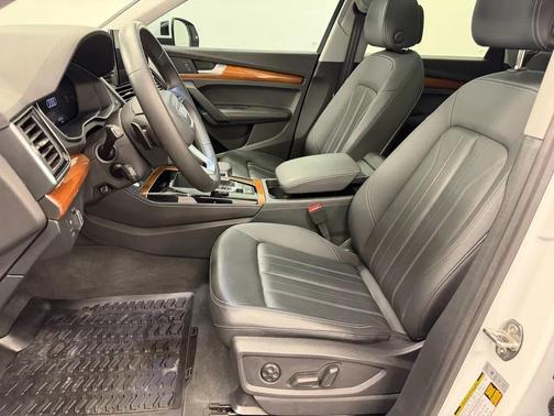 Glacier White Metallic 2023 Audi Q5 45 S line Premium Plus