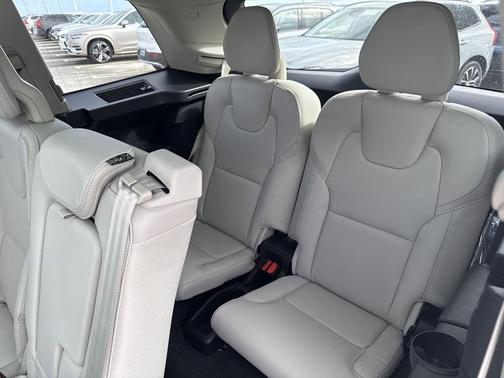 2025 Volvo XC90 B5 Ultra