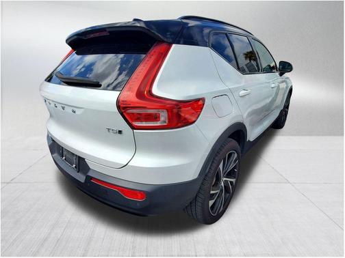 2022 Volvo XC40 T5 R-Design