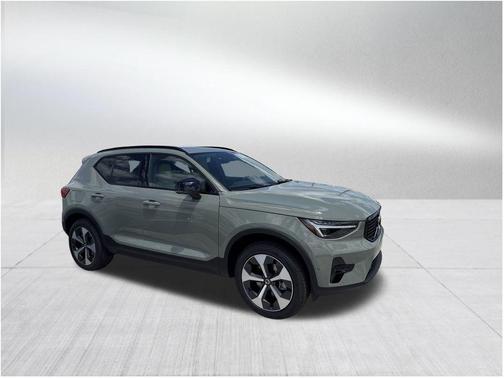 2025 Volvo XC40 B5 Plus Dark Theme