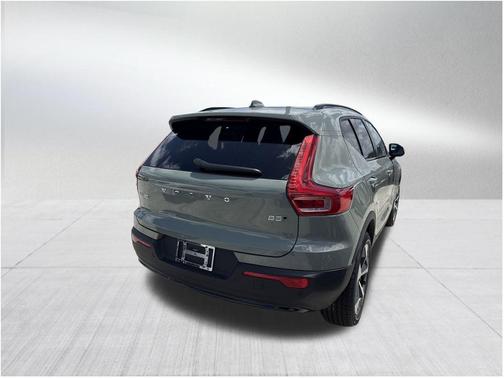 2025 Volvo XC40 B5 Plus Dark Theme