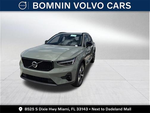 2025 Volvo XC40 B5 Plus Dark Theme