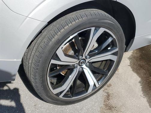 2022 Volvo XC60 B5 R-Design