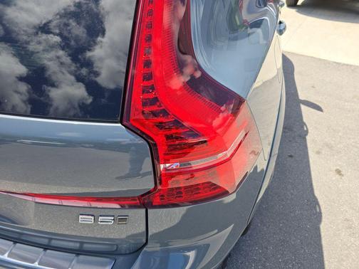 2024 Volvo XC60 B5 Ultimate Dark Theme