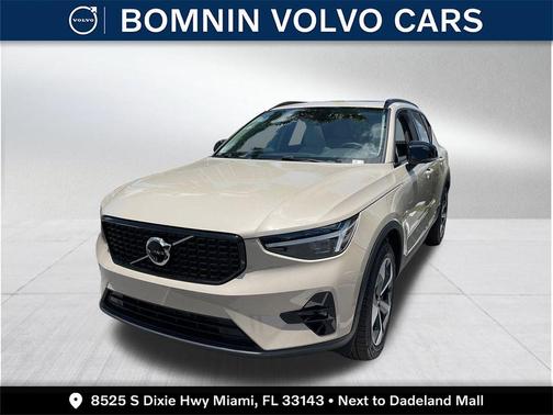 2025 Volvo XC40 B5 Plus Dark Theme