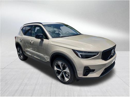 2025 Volvo XC40 B5 Plus Dark Theme