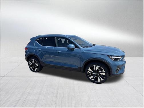 2025 Volvo XC40 B5 Ultra Bright Theme