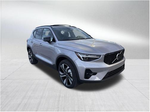 2026 Volvo XC40 B4 Plus
