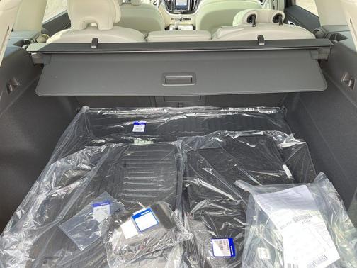 2025 Volvo XC60 B5 Plus