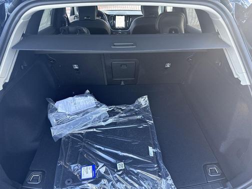 2025 Volvo XC60 B5 Core