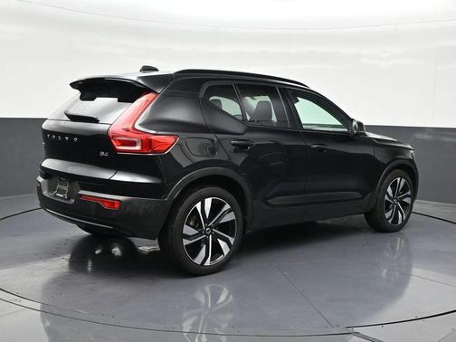 Onyx Black Metallic 2023 Volvo XC40 B4 Ultimate Dark Theme