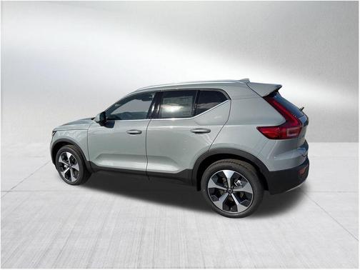 2025 Volvo XC40 B5 Plus Bright Theme
