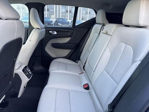2025 Volvo XC40 B5 Plus Bright Theme