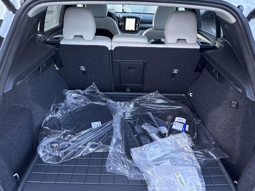 2025 Volvo XC40 B5 Plus Bright Theme