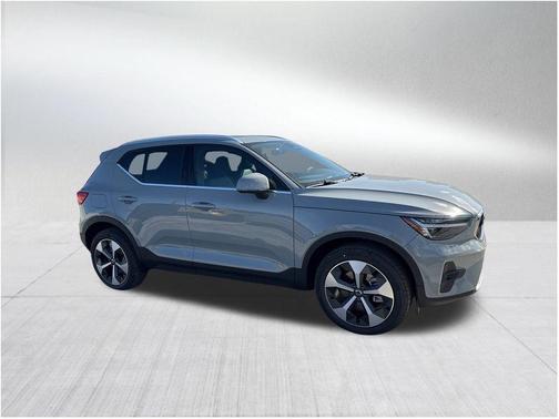 2025 Volvo XC40 B5 Plus Bright Theme