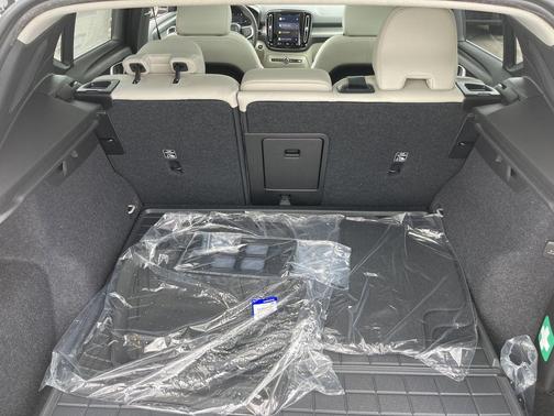 2025 Volvo XC40 B5 Plus Bright Theme