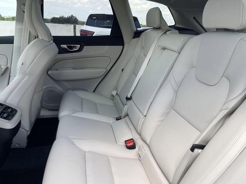 2025 Volvo XC60 B5 Ultra