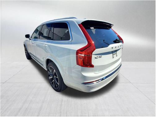 2023 Volvo XC90 B5 Plus