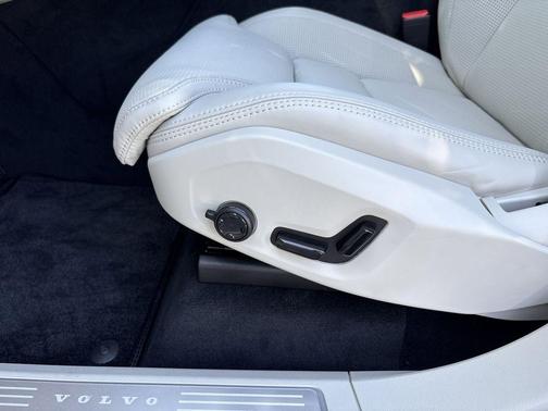 2025 Volvo XC90 B6 Ultra