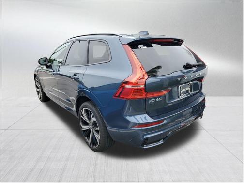 2023 Volvo XC60 B5 Ultimate Dark Theme