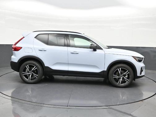Cloud 9 White 2026 Volvo XC40 B4 Core
