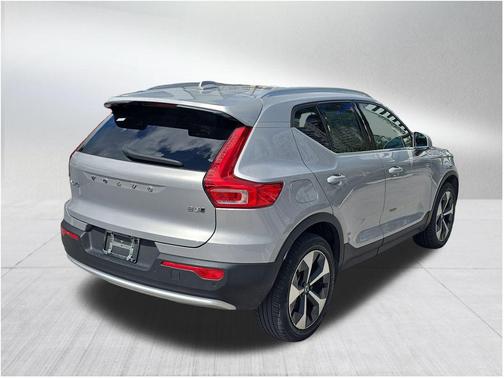 2023 Volvo XC40 B5 Plus Bright Theme
