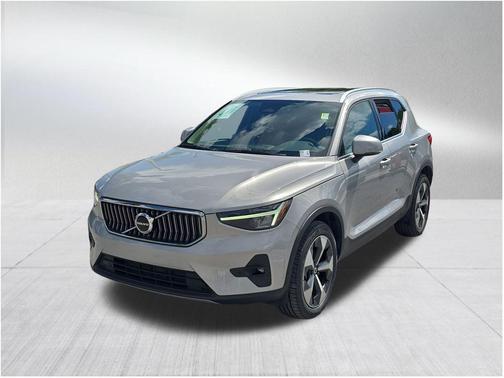 2023 Volvo XC40 B5 Plus Bright Theme