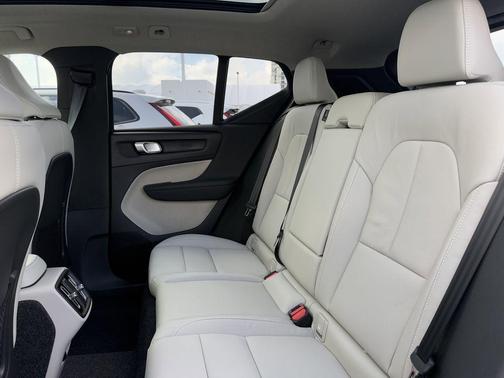 2025 Volvo XC40 B5 Plus Bright Theme