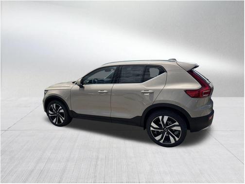 2025 Volvo XC40 B5 Plus Bright Theme