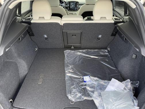 2025 Volvo XC40 B5 Plus Bright Theme