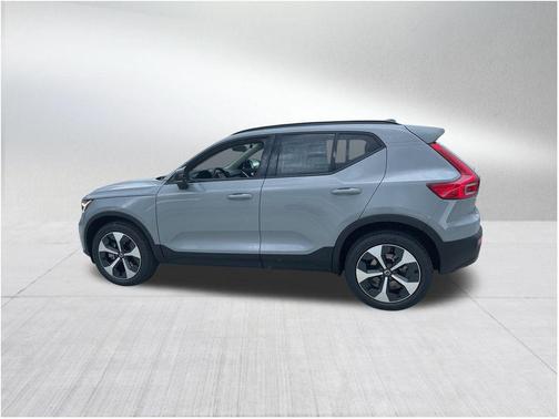 2025 Volvo XC40 B5 Plus Dark Theme