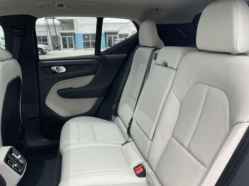 2025 Volvo XC40 B5 Plus Dark Theme