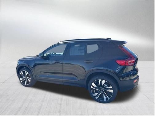 2025 Volvo XC40 B5 Ultra Dark Theme